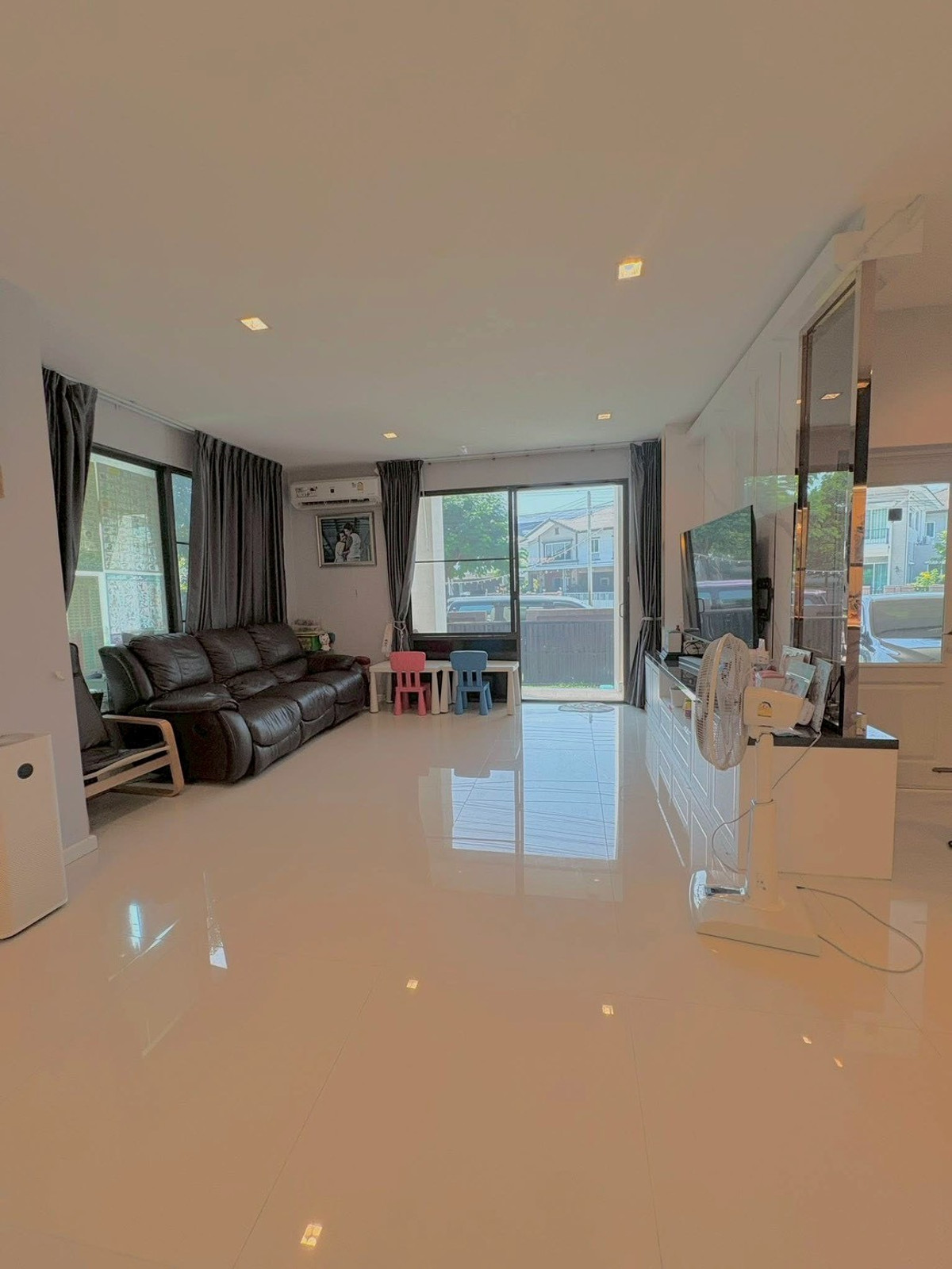For RentHousePathum Thani,Rangsit, Thammasat : house with 4 bedrooms and 5 bathrooms, near Future Park Rangsit and Pathum Thani city center, located on Highway 345. Fully furnished and ready to move in.