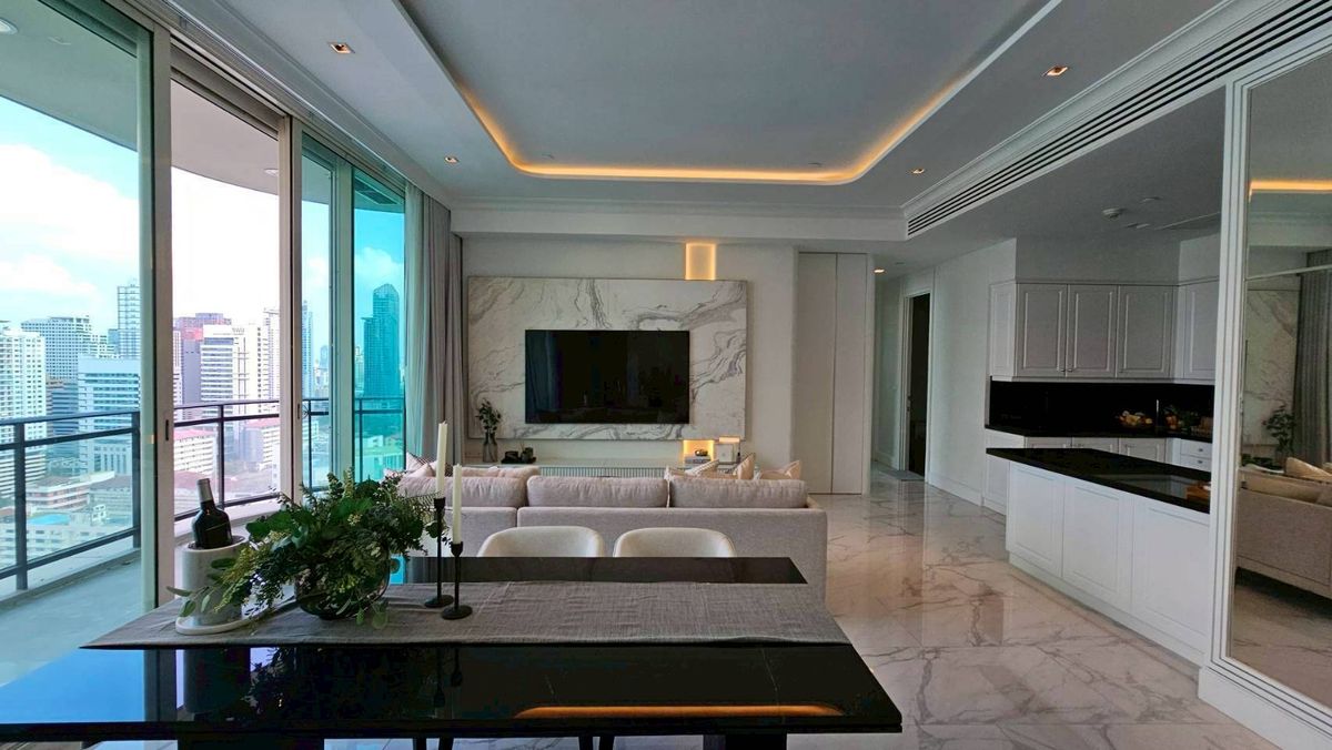 ขายคอนโดสุขุมวิท อโศก ทองหล่อ : Royce Private Residences ( Pet Friendly )