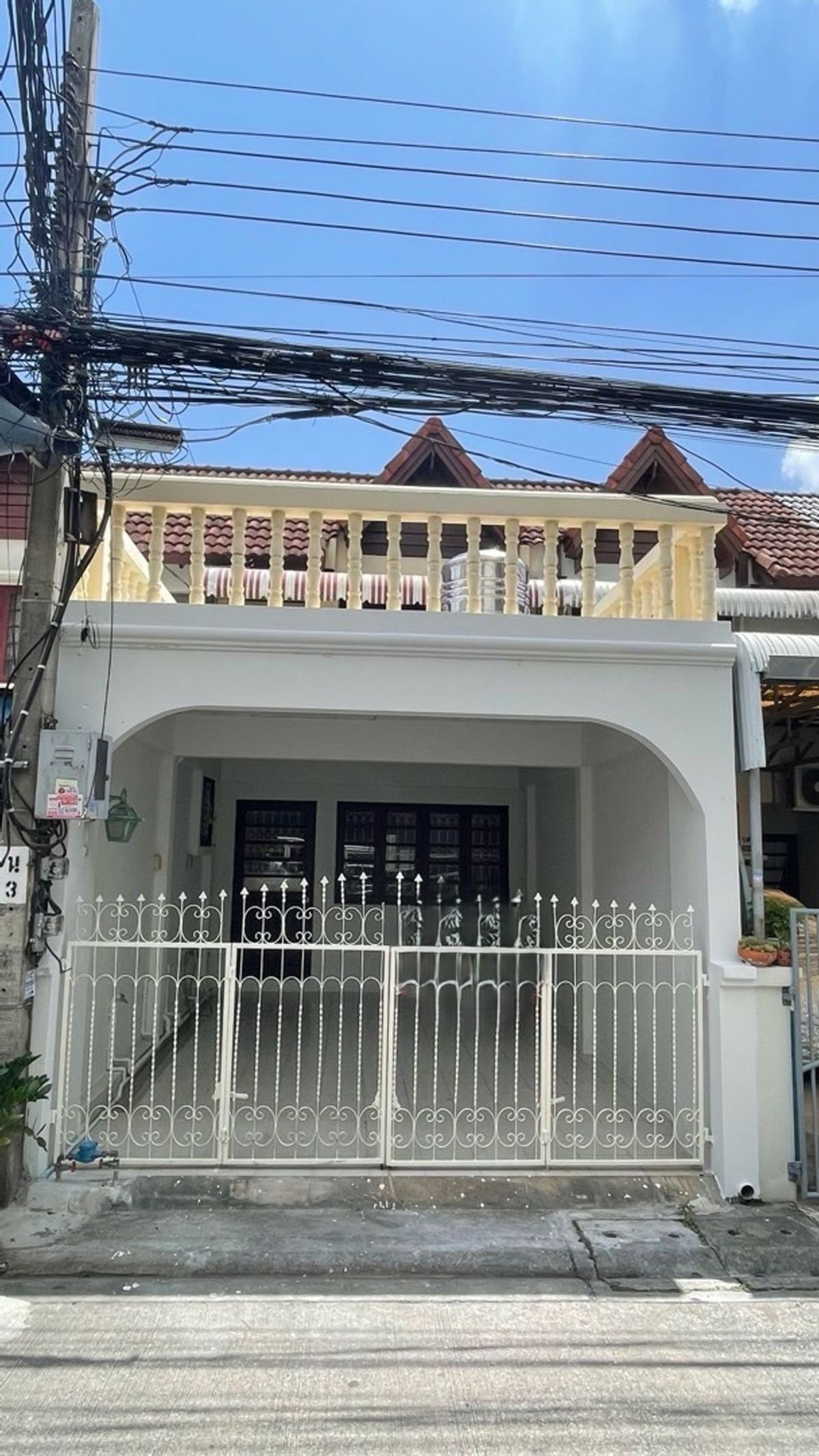 ขายทาวน์โฮมแจ้งวัฒนะ เมืองทอง : ทาวน์เฮ้าส์พร้อมอยู่ ใจกลางประชาชื่น ซื้ออยู่เองก็ดี ปล่อยเช่าก็ง่าย ติดถนนใหญ่ ทาวน์เฮ้าส์ 2 ชั้น 22 ตร.วา พื้นที่ใช้สอย 160 ตร.ม.2 ห้องนอน 2 น้ำ