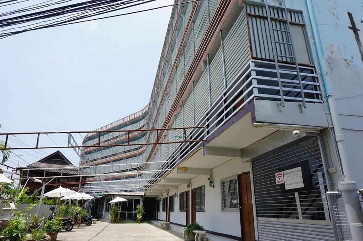 For SaleHotel&Apartment BusinessChiang Mai : Apartment for sale, 65 rooms, 5 floors, suitable for investment, good location near Wua Lai Walking Street Chiang Mai city.