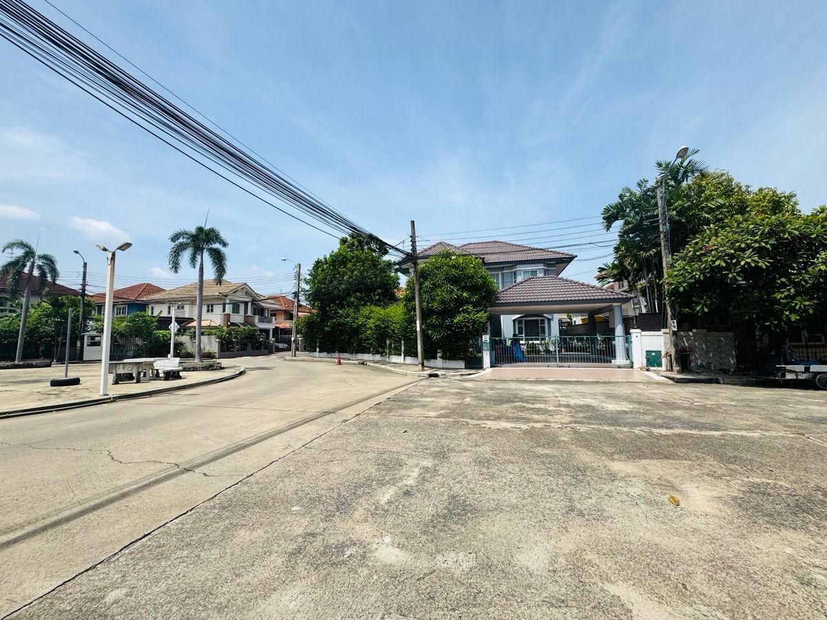 For SaleHouseRama5, Ratchapruek, Bangkruai : Chuan Chuen Pinklao Project, big house, good location, road in front of the house, 12 meters wide
