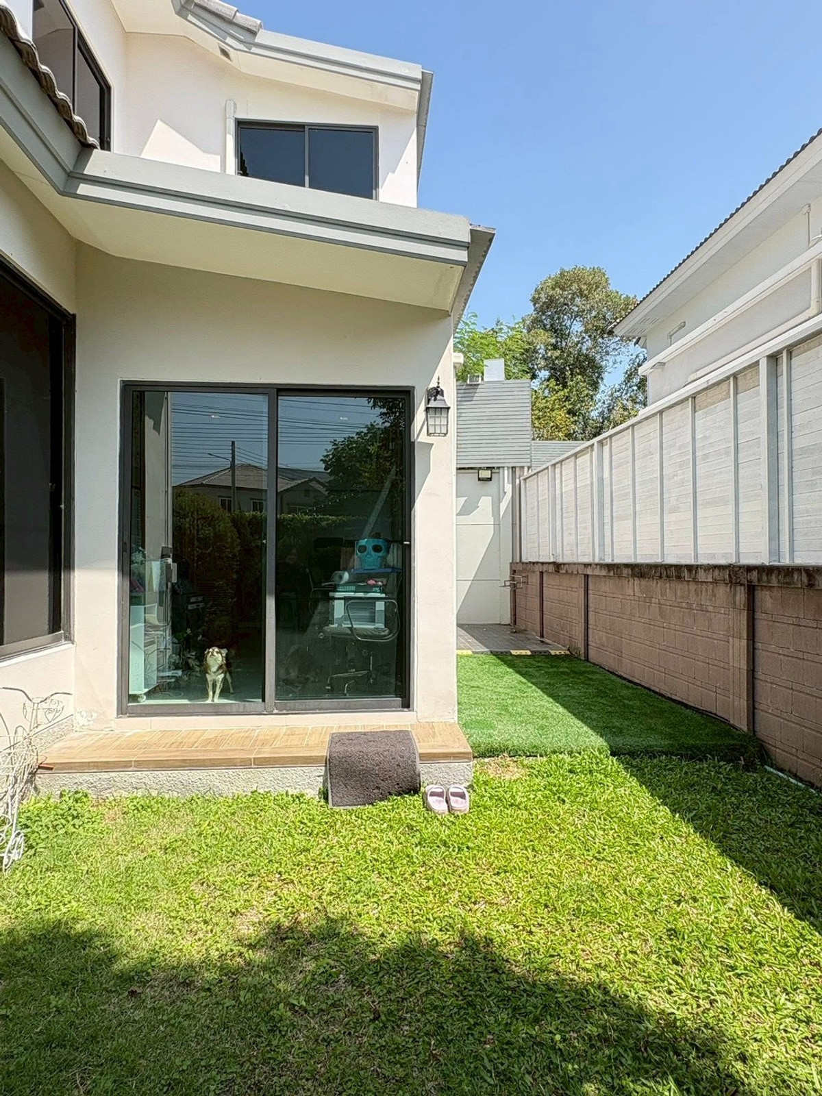 For RentHousePathum Thani,Rangsit, Thammasat : house with 4 bedrooms and 5 bathrooms, near Future Park Rangsit and Pathum Thani city center, located on Highway 345. Fully furnished and ready to move in.