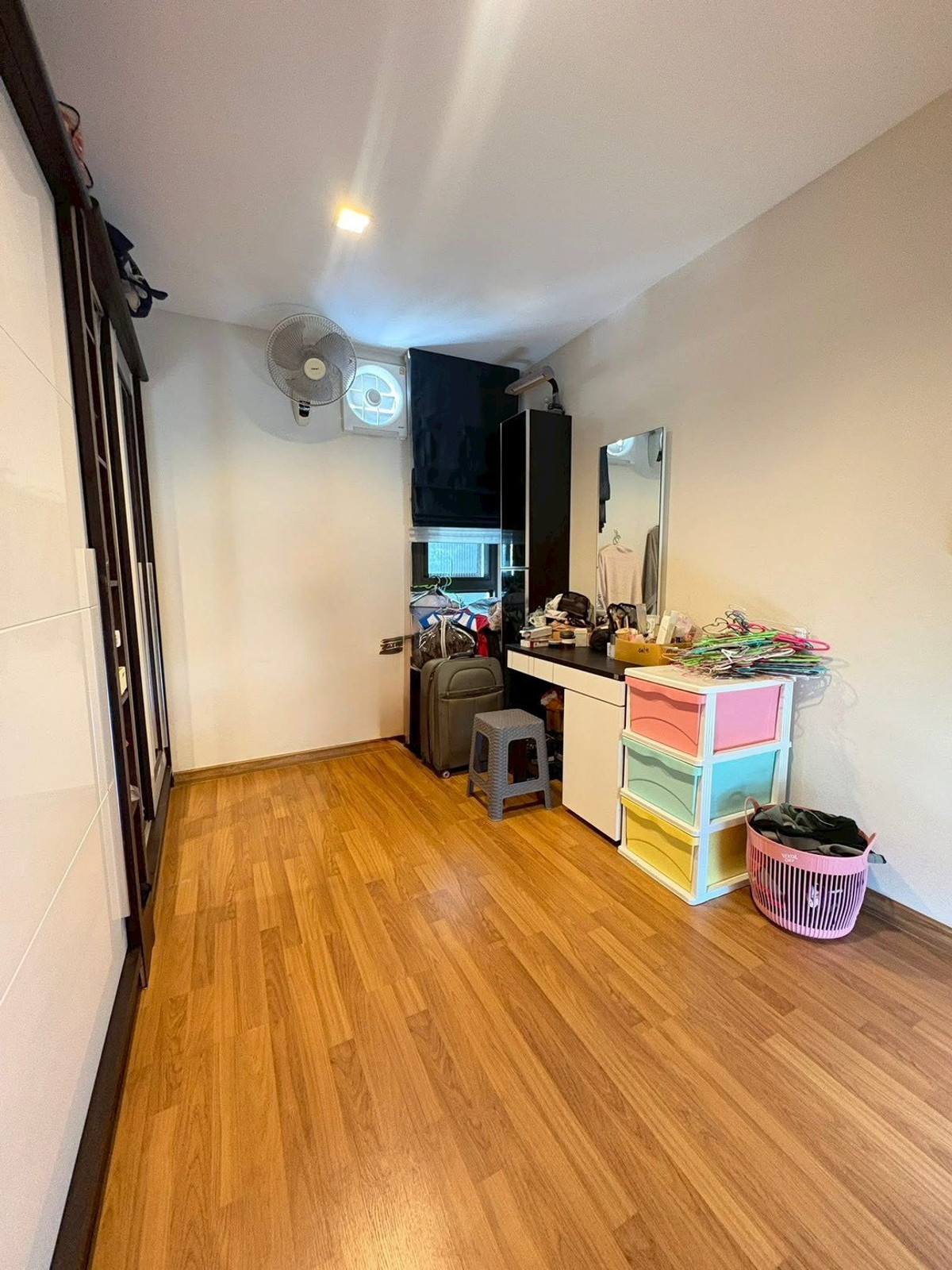 For RentHousePathum Thani,Rangsit, Thammasat : house with 4 bedrooms and 5 bathrooms, near Future Park Rangsit and Pathum Thani city center, located on Highway 345. Fully furnished and ready to move in.