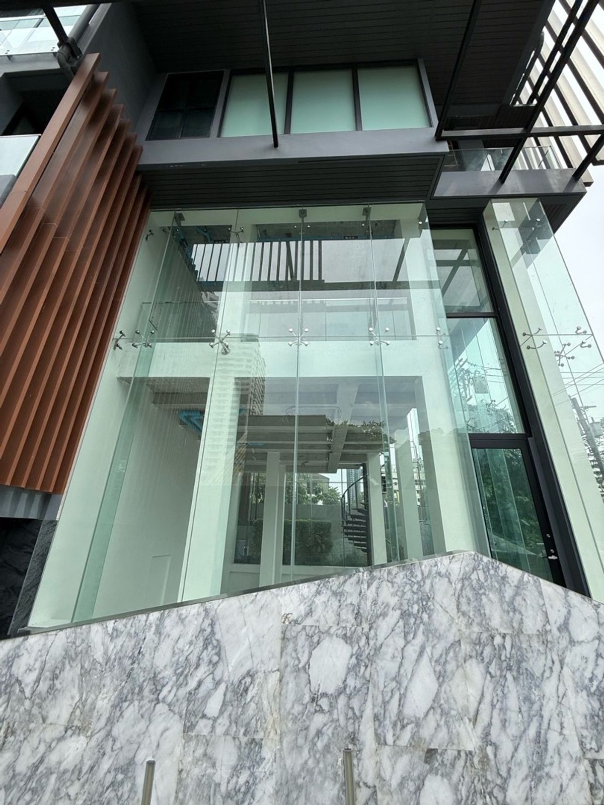 ให้เช่าร้านค้า/ตลาดนัดสุขุมวิท อโศก ทองหล่อ : 📌Rental : Commercials Shop in Thonglor , 132 sqm , 2 Storeys , Hight Ceiling 

📌ปล่อยเช่าพื้นที่ ร้านในทองหล่อ , ขนาด 132 ตรม , 2 ชั้น , เพดาน สูง เหมาะ สำหรับทำร้านอาหาร / คาเฟ่ / สปา อื่นๆ 

• Restaurant / Clinic / Cafe / Spa etc 

🔥🔥Rental Price : 