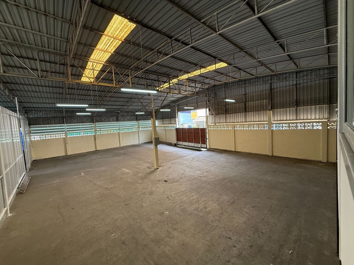 For RentWarehouseLadkrabang, Suwannaphum Airport : Warehouse + Office for Rent, area 378 sq.m ⛳ แสนหำ น Lat Krabang Industrial Estate, only 30 meters from the main road
