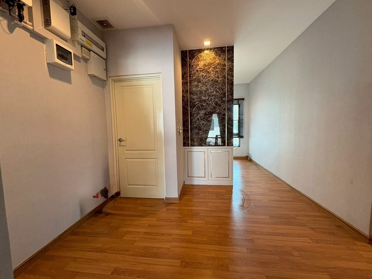 For RentHousePathum Thani,Rangsit, Thammasat : house with 4 bedrooms and 5 bathrooms, near Future Park Rangsit and Pathum Thani city center, located on Highway 345. Fully furnished and ready to move in.