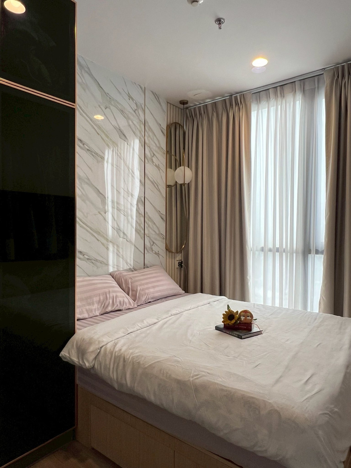 For RentCondoSukhumvit, Asoke, Thonglor : Condo OKA HAUS Sukhumvit 36 Convenient transportation, near BTS, have a beautiful furniture furniture. Ready to stay immediately !!