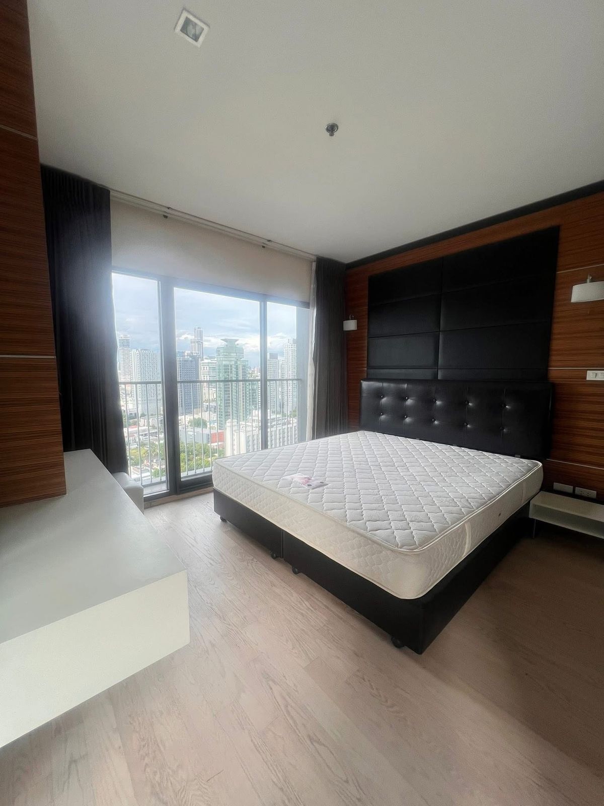 ให้เช่าคอนโดสุขุมวิท อโศก ทองหล่อ : Noble Remix Thonglor | ห้องใหญ่ 2 ห้องนอน 2 ห้องน้ำ อ่างอาบน้ำทั้งคู่ วิวเมืองโล่ง ✨