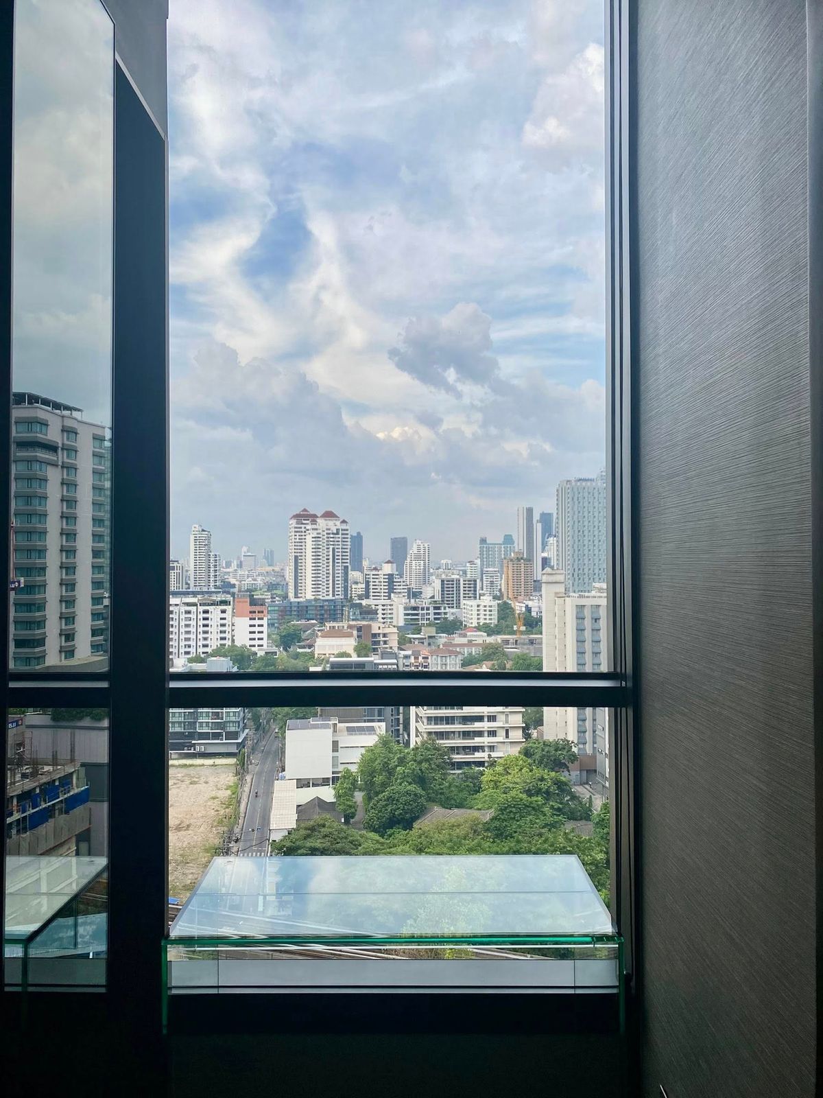 For RentCondoSukhumvit, Asoke, Thonglor : Luxury condo at The Esse Sukhumvit 36, convenient to travel near the BTS Skytrain, have a beautiful decorative room-Furniture furniture. Ready to stay immediately !!