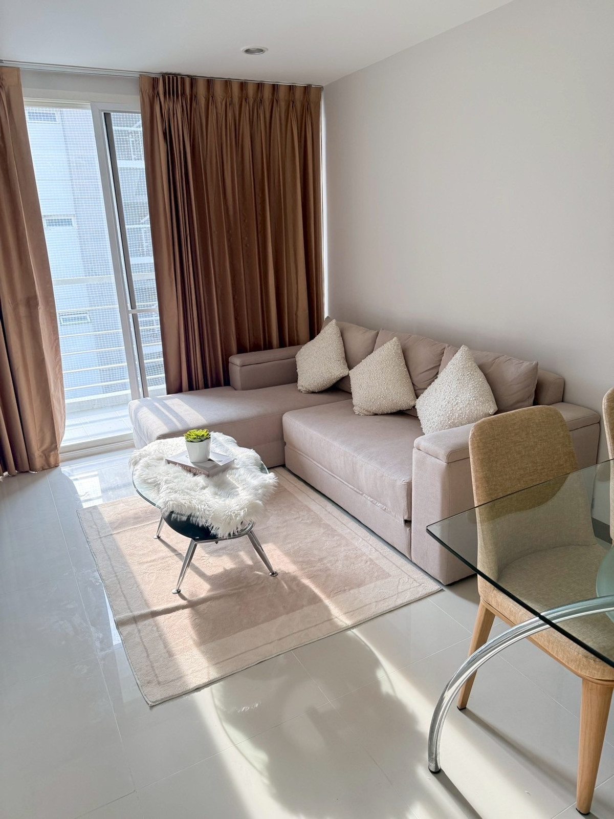 ให้เช่าคอนโดพระราม 9 เพชรบุรีตัดใหม่ RCA : ให้ เช่า ด่วน Life asoke 1Bedroom ไลฟ์ อโศก (ห้องพร้อมอยู่)