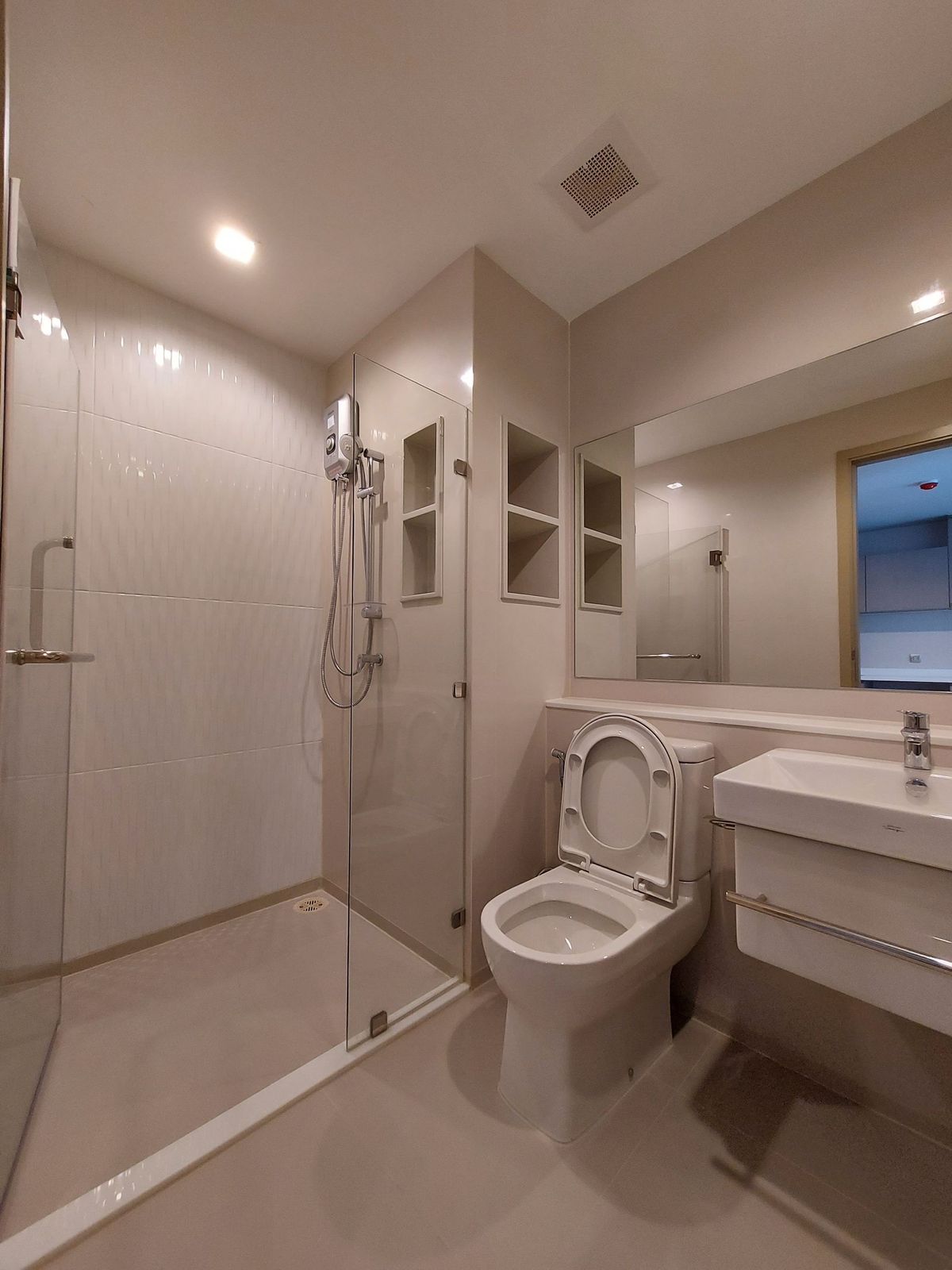 For RentCondoLadprao, Central Ladprao : !! Beautiful room for rent. Life Ladprao condo near BTS five Lat Phrao Intersection.