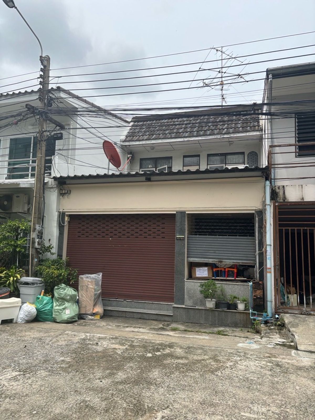 ให้เช่าทาวน์โฮมลาดพร้าว เซ็นทรัลลาดพร้าว : ❤️ให้เช่าทาวน์เฮาส์ 2 ชั้น  หมู่บ้านอยู่เจริญวิภาวดี 20 เเยก 18 ขนาด 24 ตรว 2 ห้องนอน 2 ห้องน้ำ 2 ห้องทำงาน มีโซนหิ้งพระชั้น 2 , พร้อมอยู่วันที่ 15 สค 68  สนใจ line @900cqqhk tel 0859114585.  ราคาเช่าเพียง 29,000 บาท เท่านั้น  
