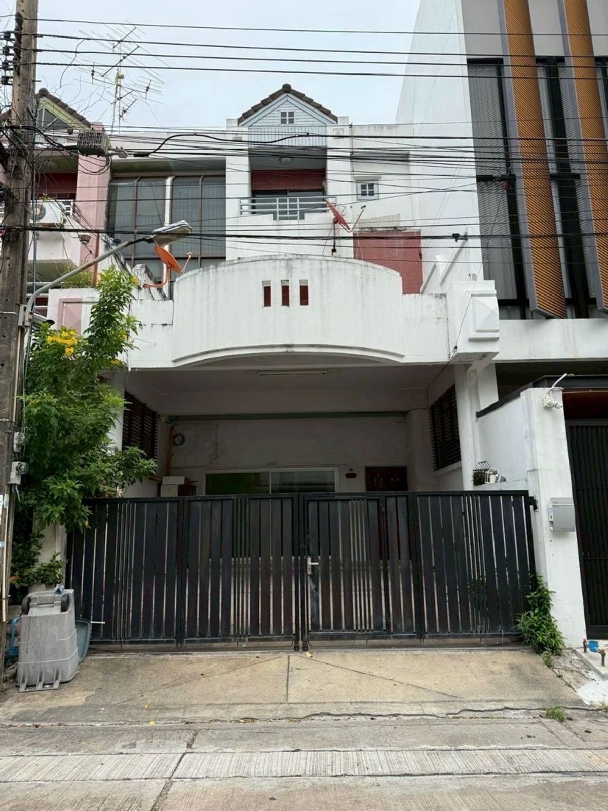 ขายทาวน์โฮมรามคำแหง หัวหมาก : ซื้อ ขาย ทาวน์เฮาส์ 3 ชั้น ราคาถูก แถวทาวน์อินทาวน์ พึ่งรีโนเวท สนใจ line ID: @951qfbfi