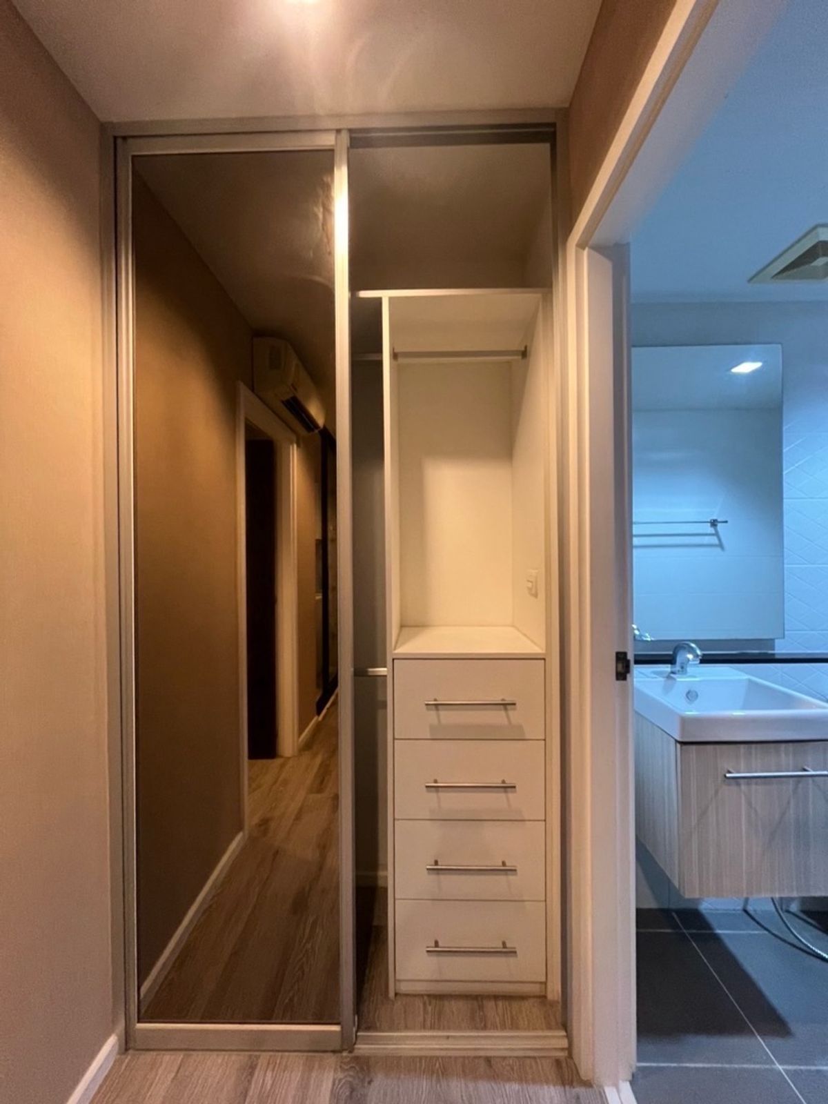 ให้เช่าคอนโดบางนา แบริ่ง ลาซาล : For Rent : Knightsbridge Collage Sukhumvit 107 
BTS Bearing 
( 30 Sqm , 11th Floor )