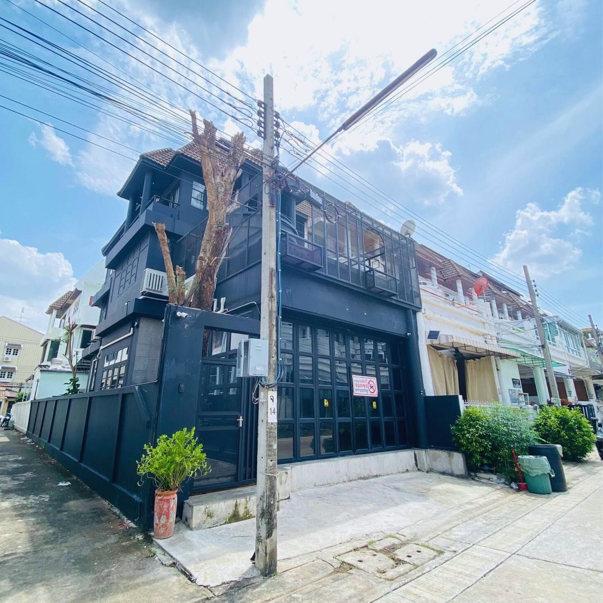 For RentOfficeRamkhamhaeng, Hua Mak : For Rent Modern Home Office / Studio – Corner Unit at Town in Town 