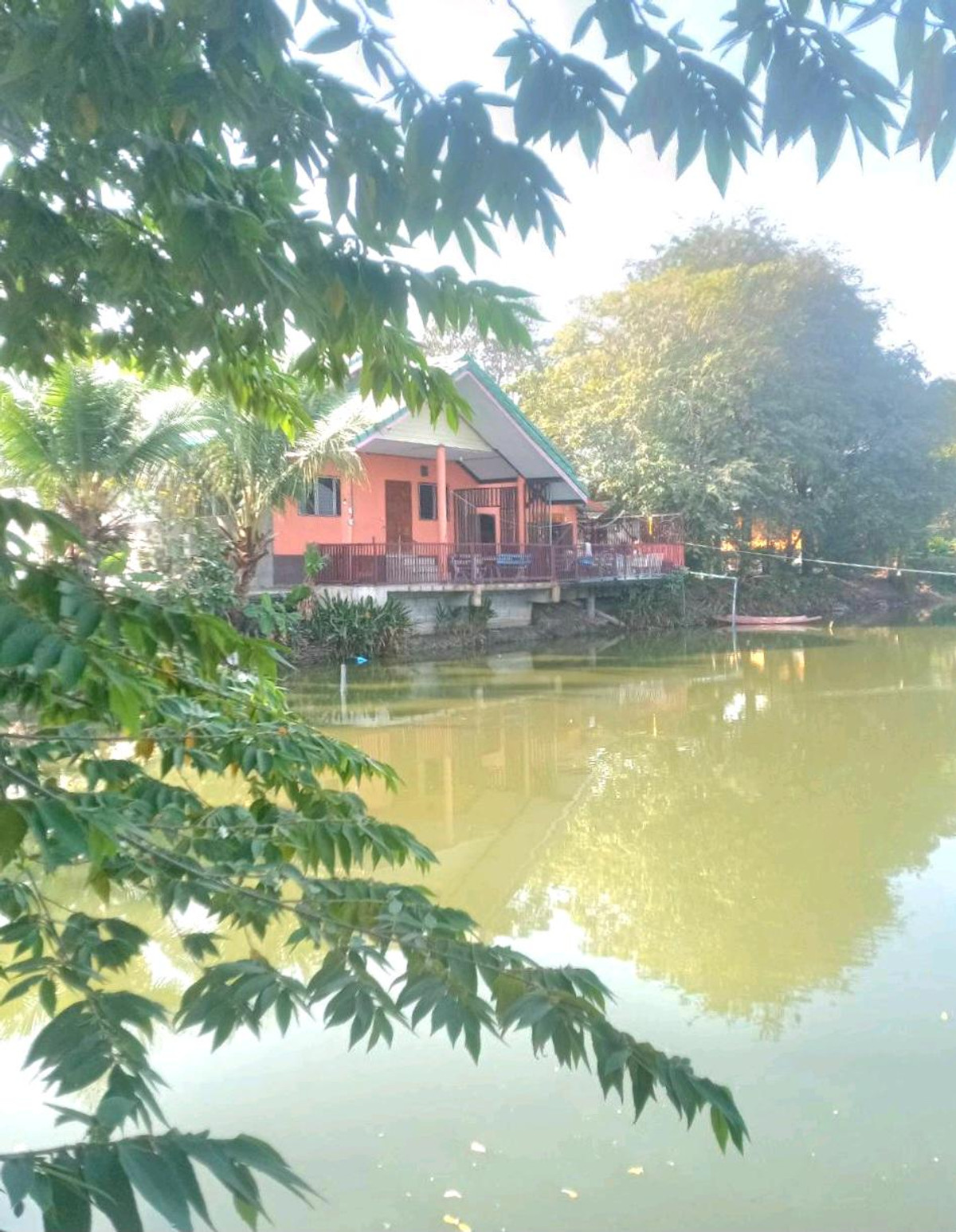 For RentHouseNakhon Pathom : Single -class house, play at 50 sq. Wah. View of the fish pond is in Bang Len District, Nakhon Pathom, near Wat Korat.