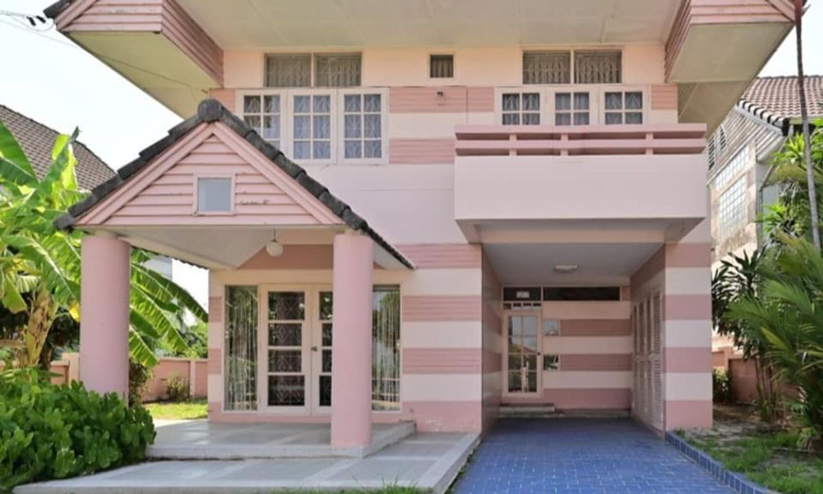 ให้เช่าบ้านมีนบุรี-ร่มเกล้า : บ้านเดี่ยว 2 ชั้น พร้อมเฟอร์นิเจอร์ ตกแต่งสวยงาม ให้เช่า ย่านรามคำแหง-ร่มเกล้า ใกล้โรงพยาบาลเกษมราษฎร์ รามคำแหง เพียง 1.9 กม.