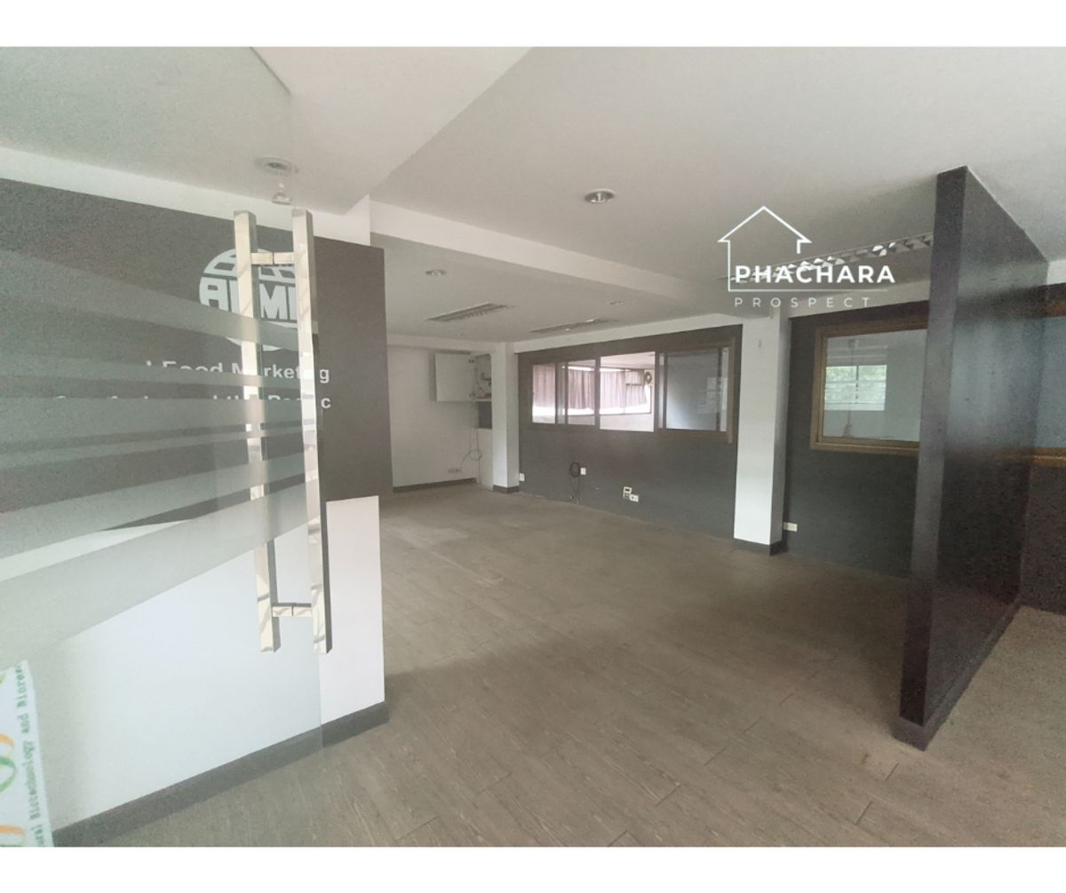 For RentOfficeYaowarat, Banglamphu : Office space for rent, right in the city center on Lan Luang Road. Convenient location with parking spaces, surrounded by major government offices, landmarks, and popular tourist attractions.
