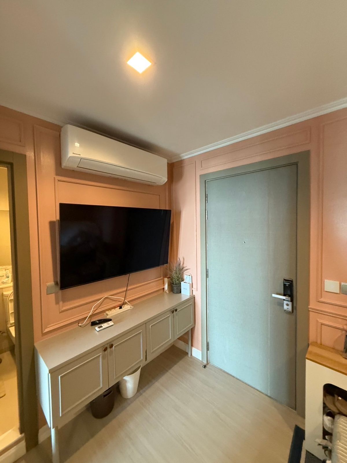 For RentCondoRama9, Petchburi, RCA : Life Asoke-Rama 9 condo for rent, near MRT Rama 9, about 300 meters.