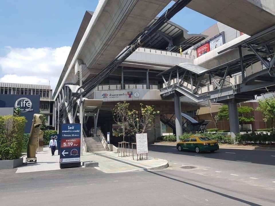 For RentCondoLadprao, Central Ladprao : • Room for rent next to BTS sky train, high speed internet included!! 