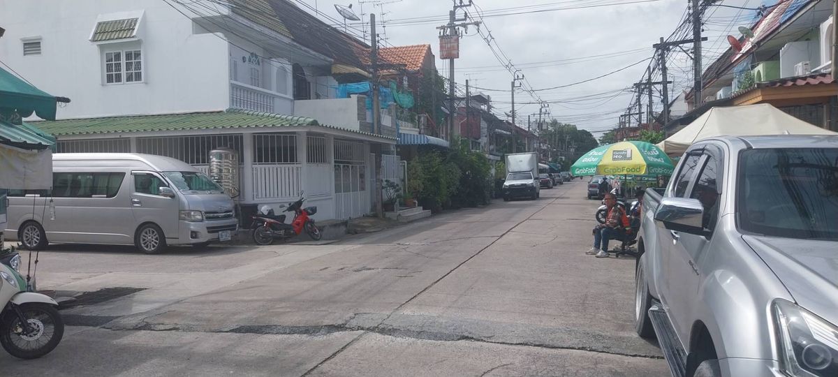 ขายทาวน์โฮมลาดพร้าว101 แฮปปี้แลนด์ : ขายด่วนทาวน์เฮ้าส์ โครงการหมู่บ้านเสนา ซอยแฮปปี้แลนด์ ใกล้เดอะมอลล์บางกะปิ (N.1787)