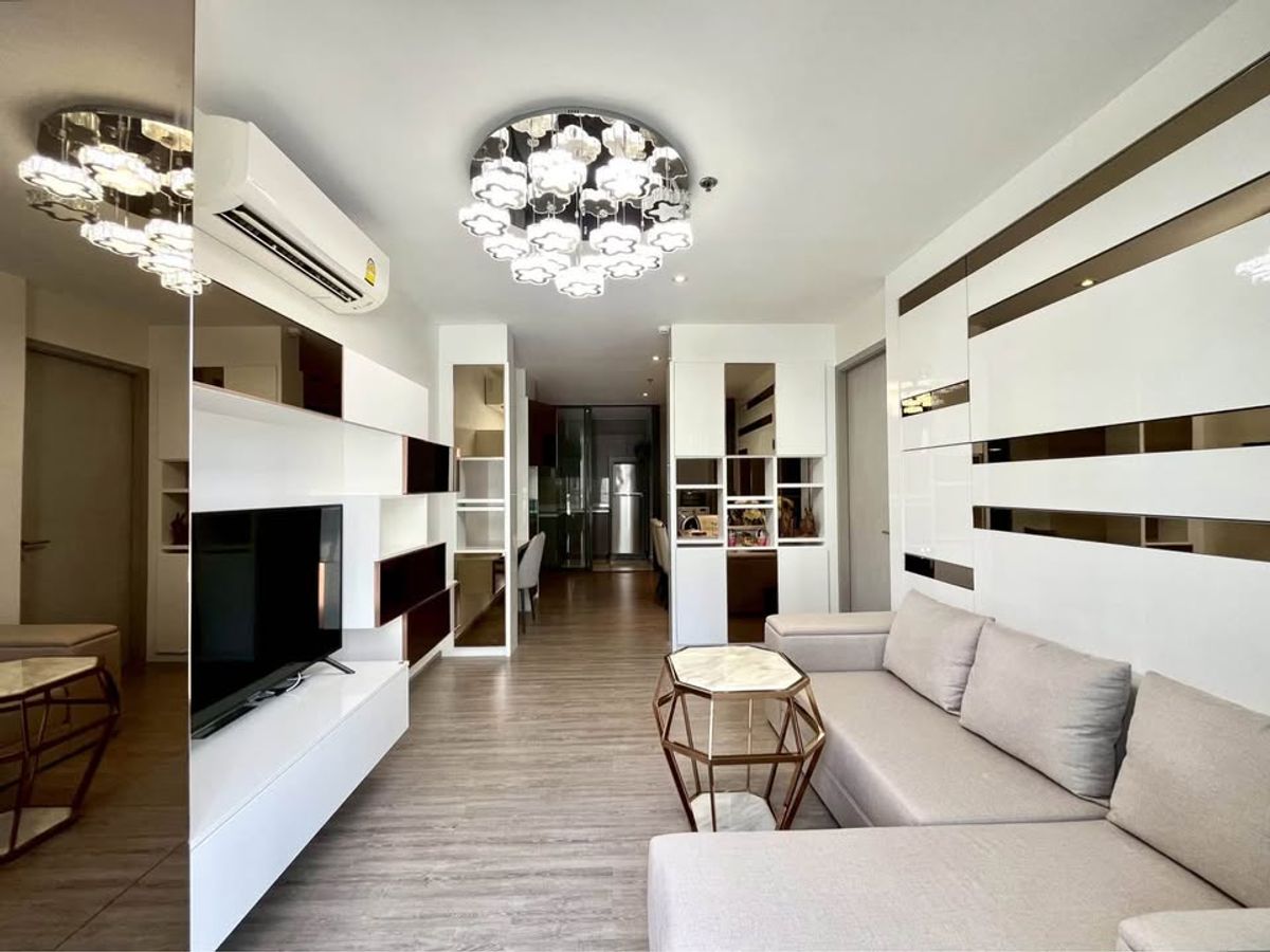 For RentCondoSukhumvit, Asoke, Thonglor : Condo, good location, corner room with furniture for rent in Ekkamai area, only 300 meters near BTS Ekkamai Station
