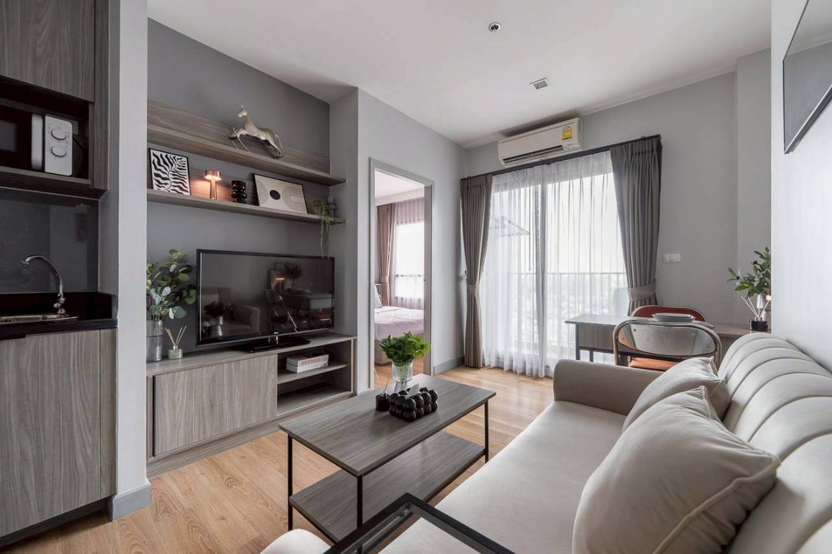 For RentCondoLadprao, Central Ladprao : Rent a big room The living room is very wide. The room is in good condition, never rented. Price to talk