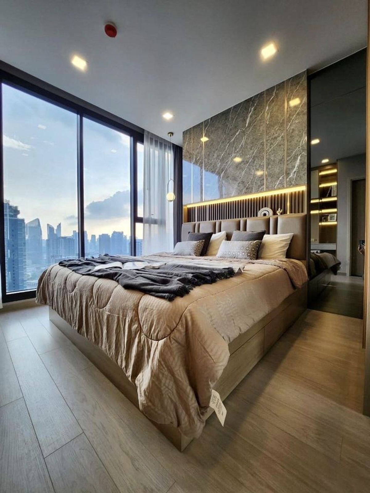 ให้เช่าคอนโดพระราม 9 เพชรบุรีตัดใหม่ RCA : For Rent One 9 Five Asoke - Rama 9