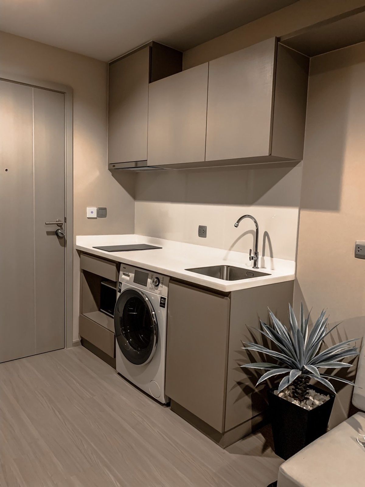 ขายคอนโดลาดพร้าว เซ็นทรัลลาดพร้าว : ตำแหน่งหายาก ชั้นสูง แต่งสวย built-in ทั้งห้อง ติด BTS ห้าแยกลาดพร้าว 081-245-7349