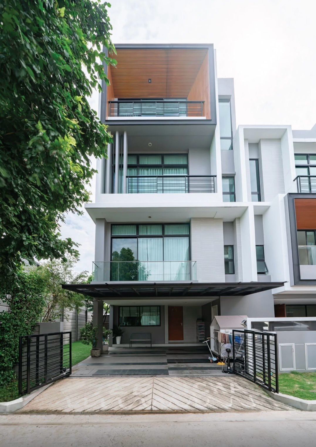ขายบ้านพัฒนาการ ศรีนครินทร์ : ขาย ทาวน์เฮ้าส์ 3 ห้องนอน ในโครงการ เนอวานา ดีฟายน์ ศรีนครินทร์-พระราม 9 U5630501