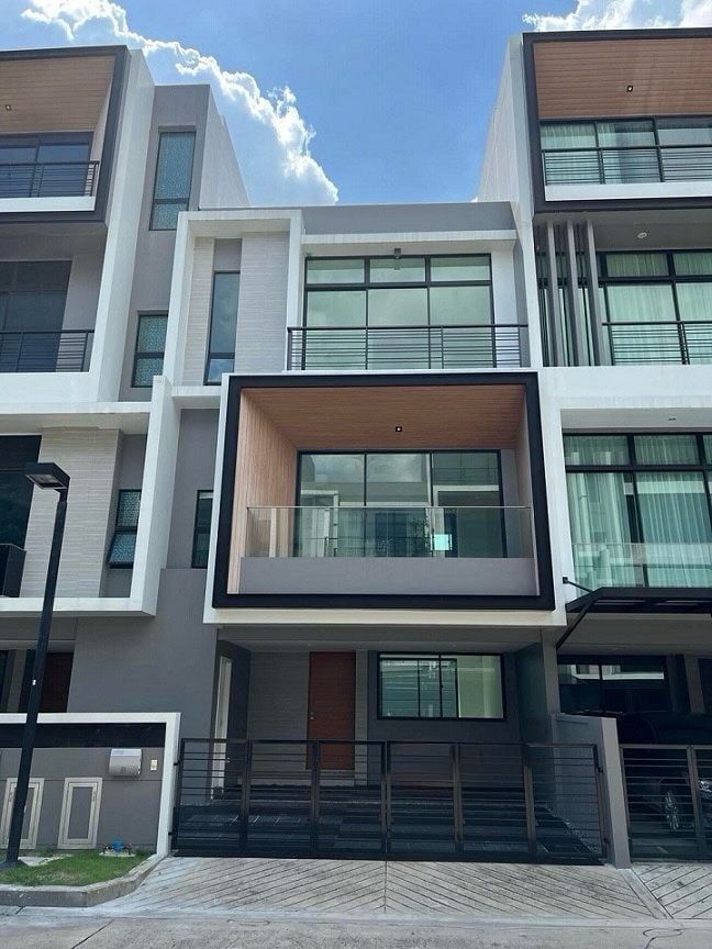 ขายบ้านพัฒนาการ ศรีนครินทร์ : ขาย ทาวน์เฮ้าส์ 3 ห้องนอน ในโครงการ เนอวานา ดีฟายน์ ศรีนครินทร์-พระราม 9 U5630277