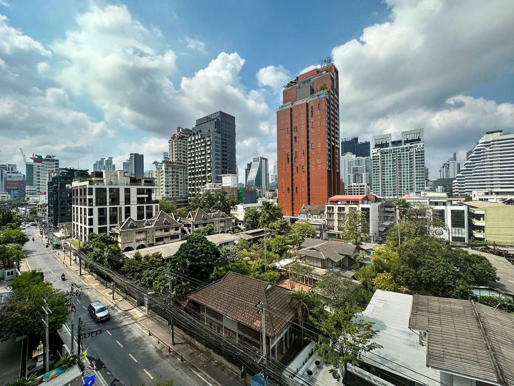 ขายคอนโดสุขุมวิท อโศก ทองหล่อ : ขาย คอนโด 2 ห้องนอน ในโครงการ 2-bedroom modern condo for sale on Sukhumvit 31 Road [ABKK28845] U5549601