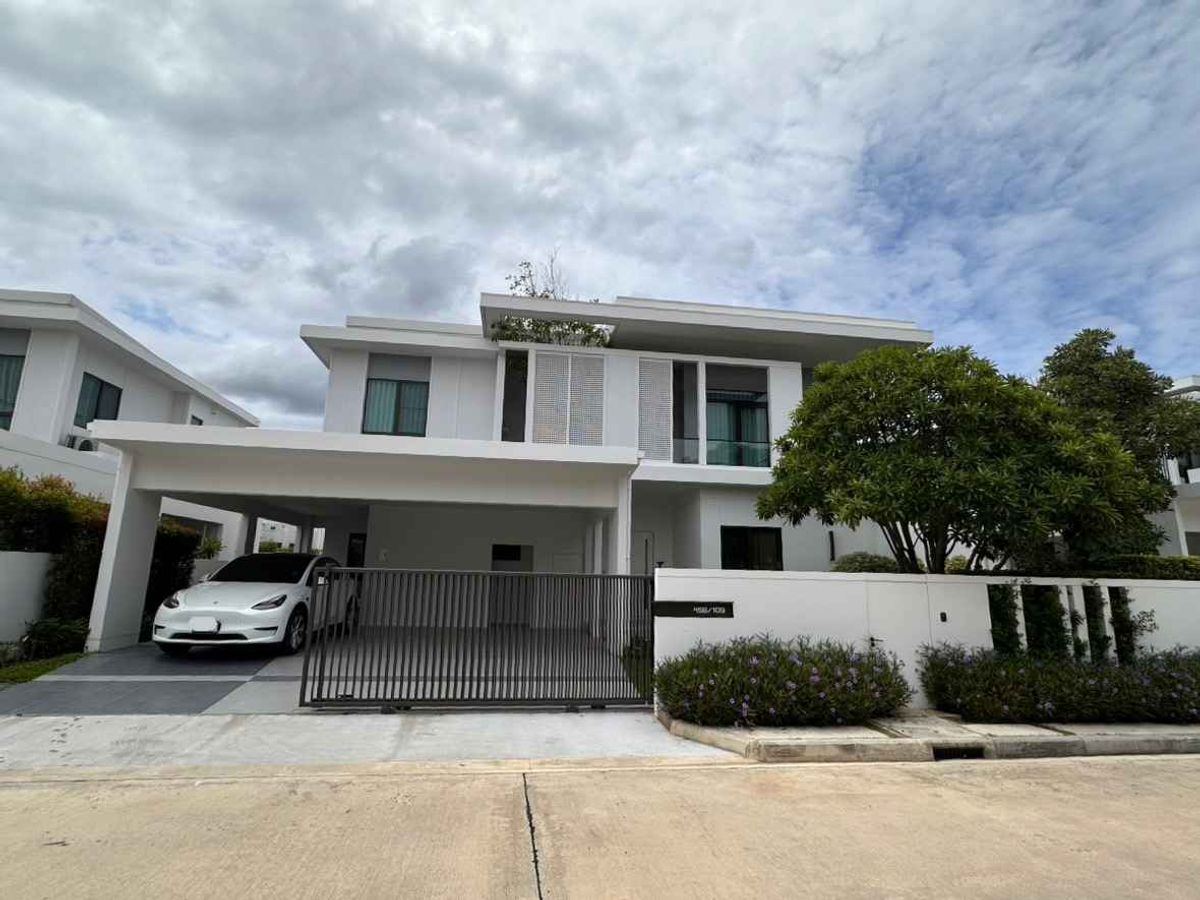 ให้เช่าบ้านสมุทรปราการ สำโรง : Modern family home in a secured estate by Land & Houses. Close to Mega Bangna, Suvarnabhumi Airport, and top international schools. Fully furnished, move-in ready.