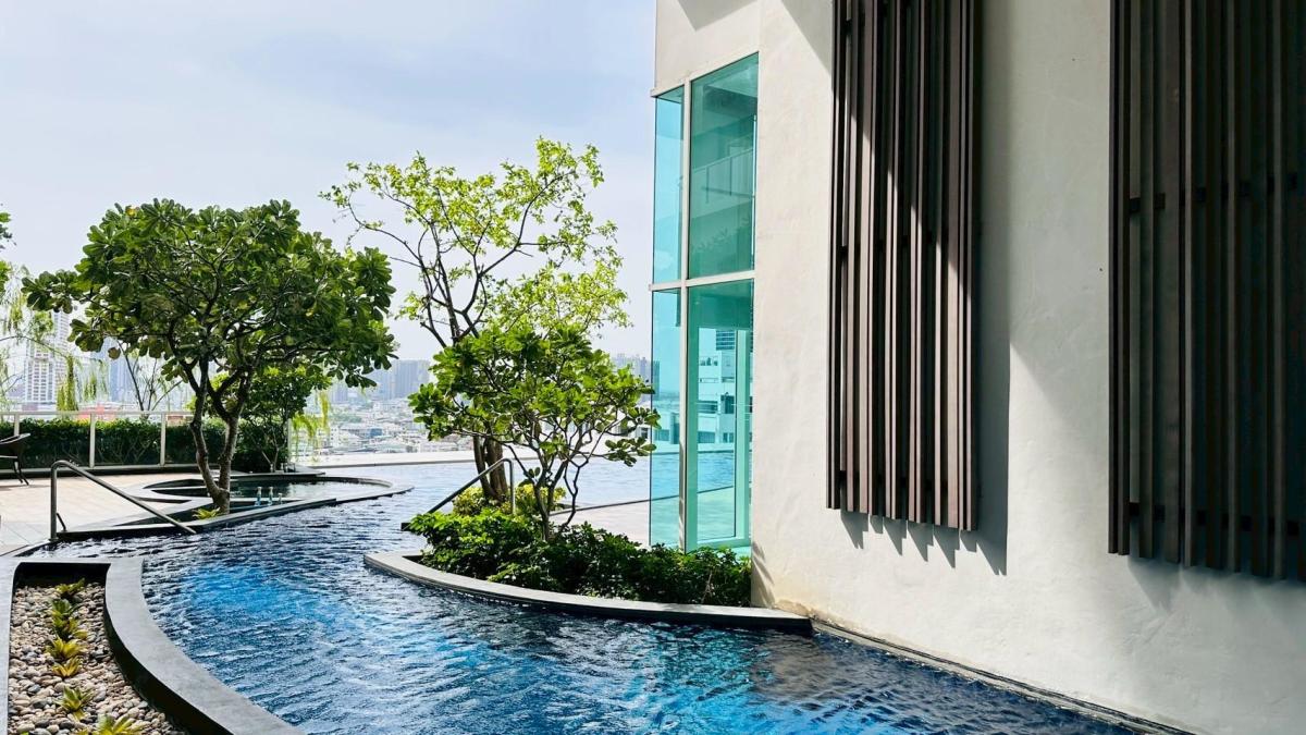 For RentCondoSathorn, Narathiwat : 🔥For urgent rent🔥Menam Residences, approximately 300 meters from Asiatique, near CBD areas such as Sathorn, only 3 kilometers, ready to move in immediately.