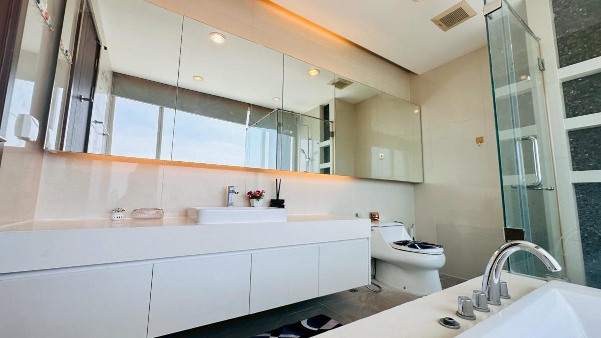 For RentCondoSathorn, Narathiwat : 🔥For urgent rent🔥Menam Residences, approximately 300 meters from Asiatique, near CBD areas such as Sathorn, only 3 kilometers, ready to move in immediately.