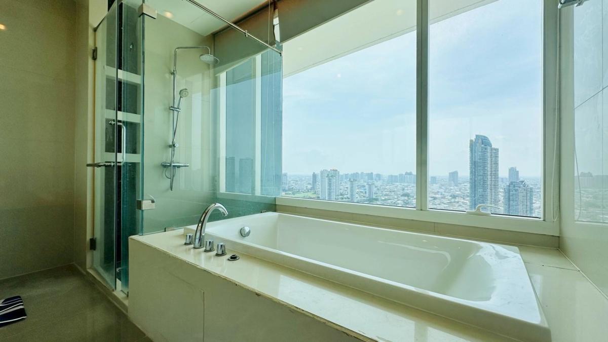 For RentCondoSathorn, Narathiwat : 🔥For urgent rent🔥Menam Residences, approximately 300 meters from Asiatique, near CBD areas such as Sathorn, only 3 kilometers, ready to move in immediately.