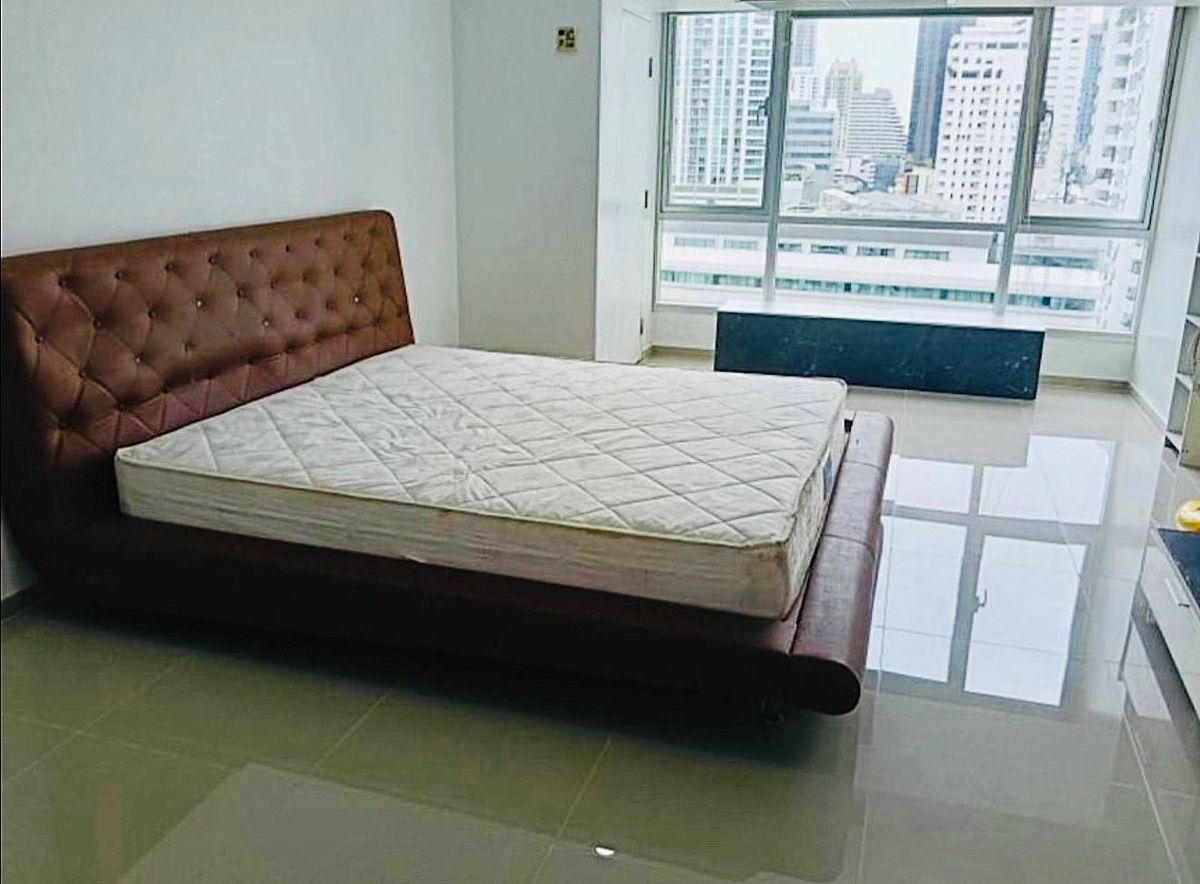 For RentCondoNana, North Nana,Sukhumvit13, Soi Nana : 🎨 New renovated! The Trendy Condo Sukhumvit 13, large room, in the heart of various bts. There is a bathtub ready‼ ️