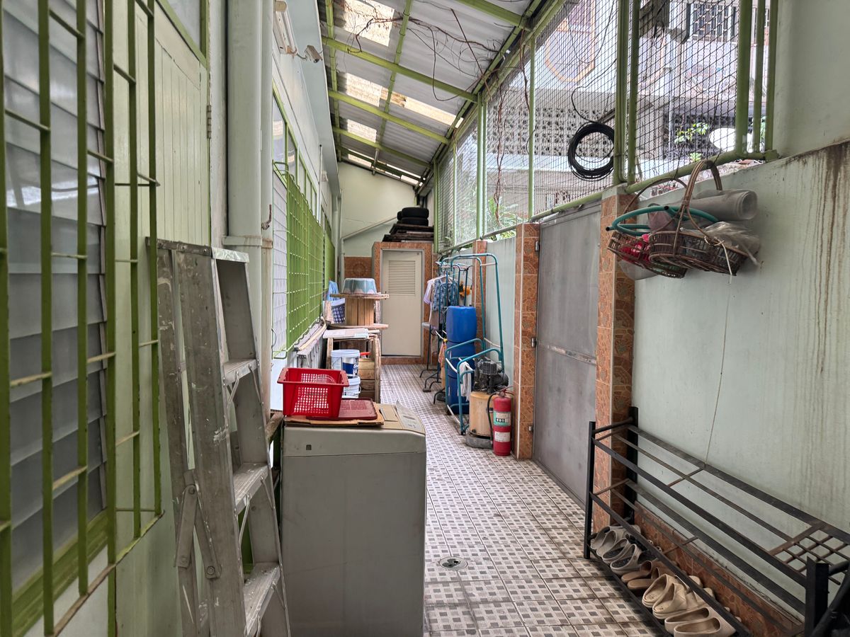 ขายกิจการโรงแรม & กิจการอพาร์ตเมนต์เยาวราช บางลำพู : ขายด่วนที่สุด ราคาดี! หอพักย่านเทเวศร์ 67.7 ตร.ว. 3 ชั้น 38 ห้อง ผู้เช่าเต็มทุกห้อง ด้านบนมีโซล่าเซลล์