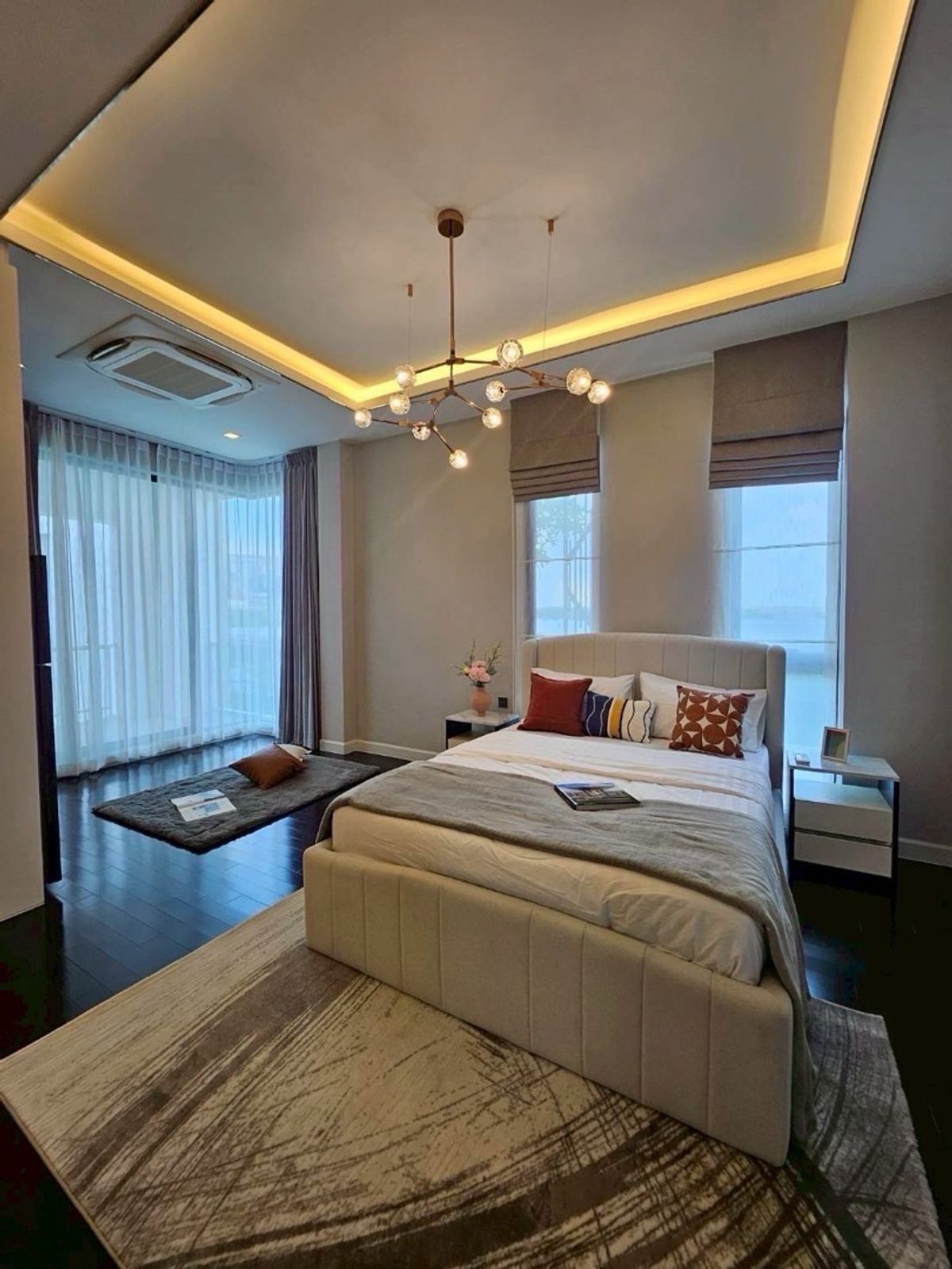 HousePattanakan, Srinakarin : 📢👇 Luxury 3-Storey Home with in-house lift. Krungthep Kreetha area, right next to the expressway and just 5 minutes from the airport.#petfriendly