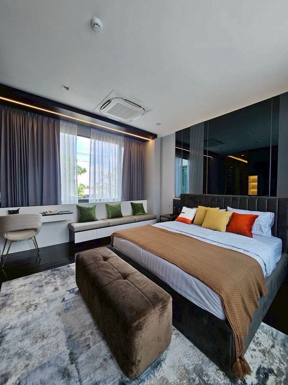 HousePattanakan, Srinakarin : 📢👇 Luxury 3-Storey Home with in-house lift. Krungthep Kreetha area, right next to the expressway and just 5 minutes from the airport.#petfriendly