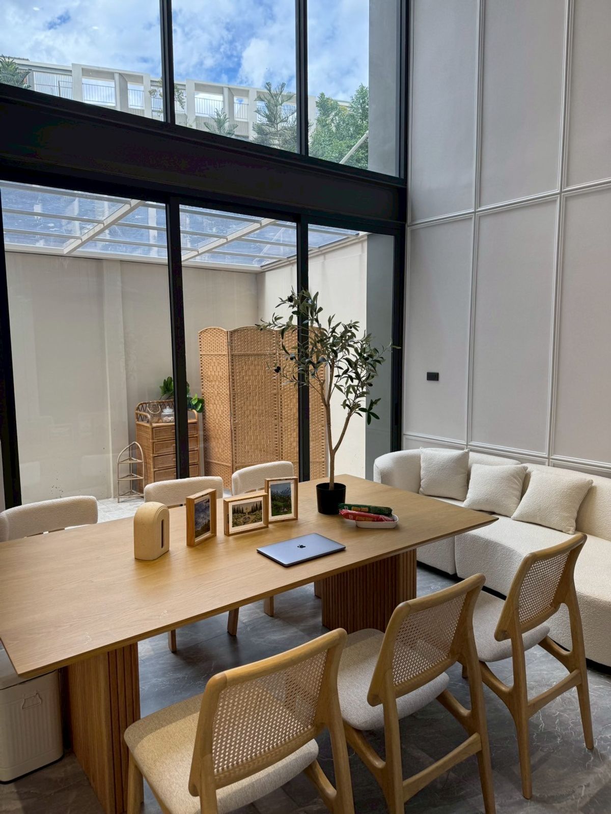 ให้เช่าทาวน์โฮมลาดพร้าว101 แฮปปี้แลนด์ : ✨ บ้านเดี่ยวหรู 4 ชั้น สไตล์โมเดิร์น เหมาะสำหรับครอบครัว หรือโฮมออฟฟิศ ตกแต่งครบ พร้อมอยู่ ใกล้ MRT ลาดพร้าว และเลียบด่วนรามอินทรา