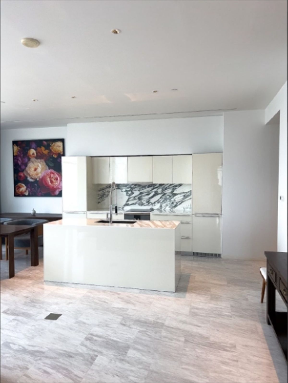 คอนโดสาทร นราธิวาส : คอนโดหรูที่ Four Seasons Private Residences เดินทางสะดวก ใกล้รถไฟฟ้าบีทีเอส มีรถรับส่ง ห้องสวย เฟอร์นิเจอร์ครบ พร้อมอยู่