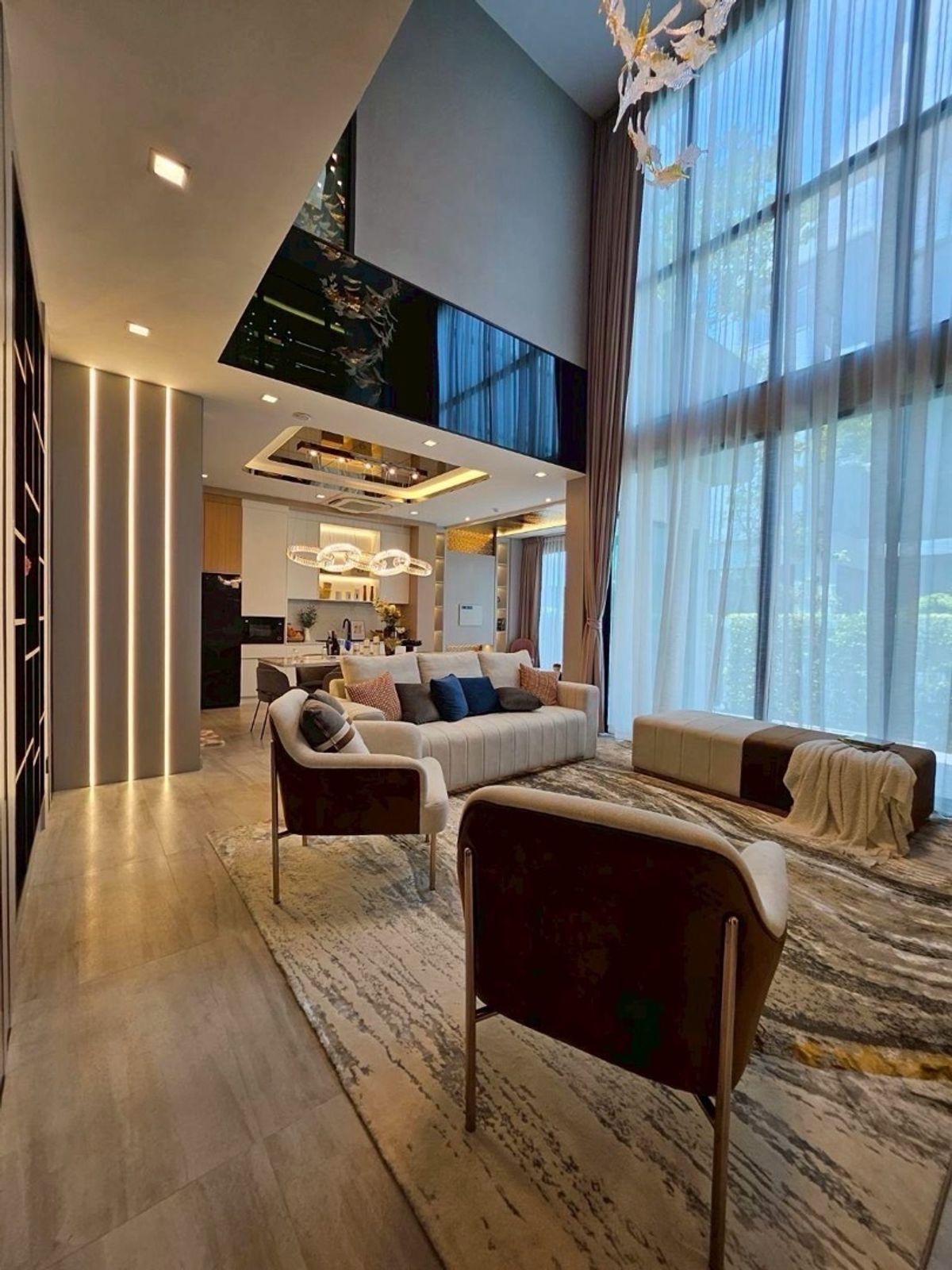 HousePattanakan, Srinakarin : 📢👇 Luxury 3-Storey Home with in-house lift. Krungthep Kreetha area, right next to the expressway and just 5 minutes from the airport.#petfriendly