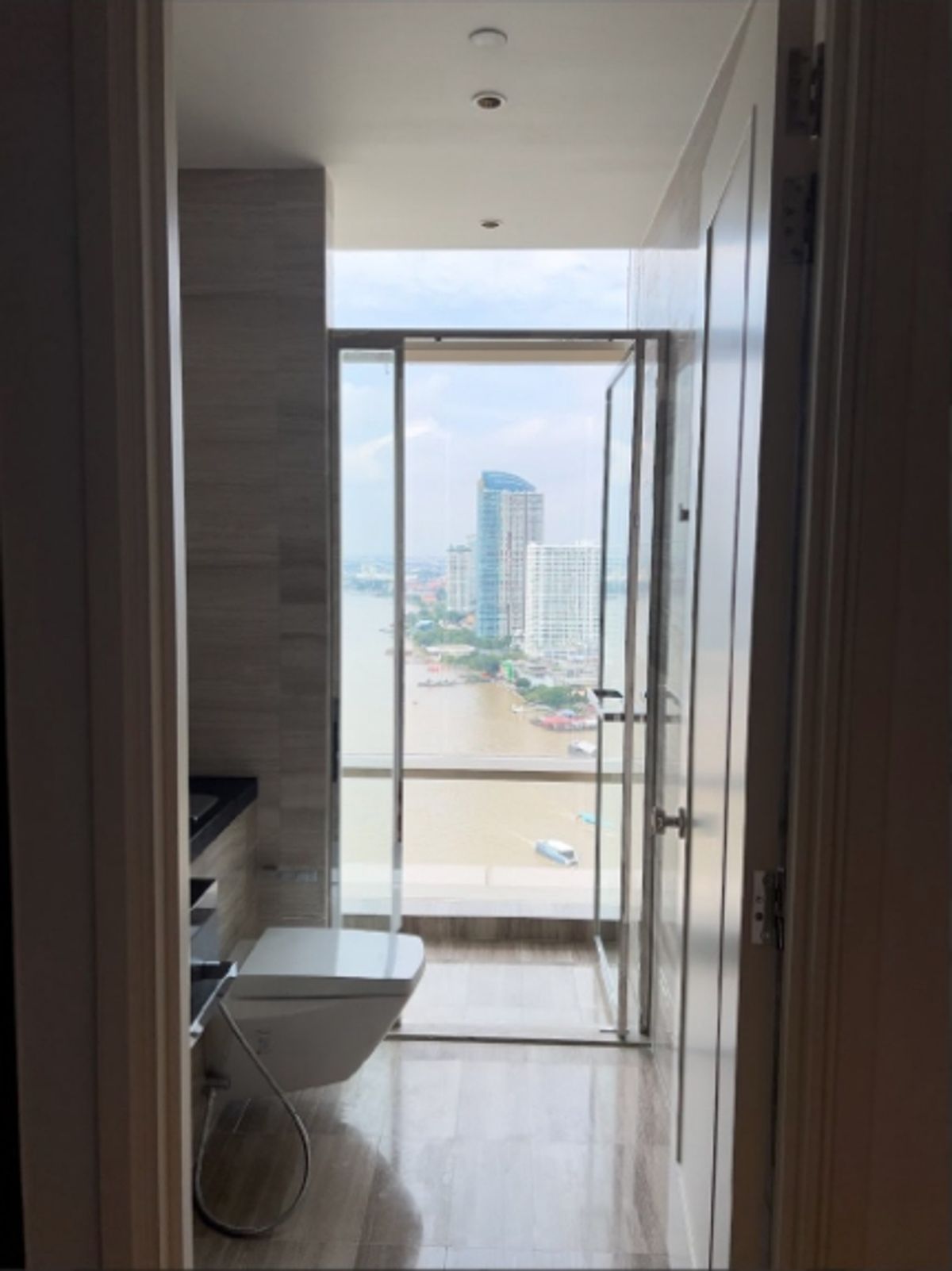 คอนโดสาทร นราธิวาส : คอนโดหรูที่ Four Seasons Private Residences เดินทางสะดวก ใกล้รถไฟฟ้าบีทีเอส มีรถรับส่ง ห้องสวย เฟอร์นิเจอร์ครบ พร้อมอยู่