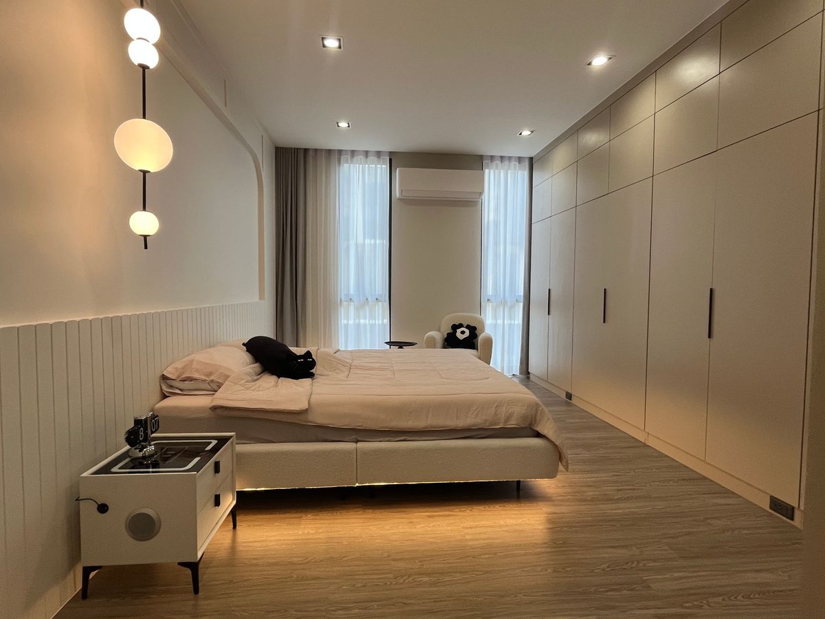 ให้เช่าทาวน์โฮมลาดพร้าว101 แฮปปี้แลนด์ : ✨ บ้านเดี่ยวหรู 4 ชั้น สไตล์โมเดิร์น เหมาะสำหรับครอบครัว หรือโฮมออฟฟิศ ตกแต่งครบ พร้อมอยู่ ใกล้ MRT ลาดพร้าว และเลียบด่วนรามอินทรา