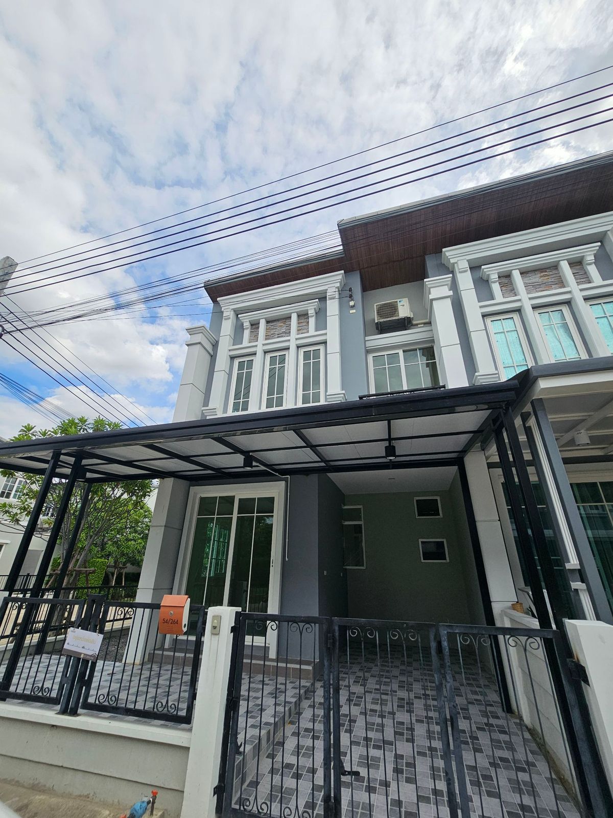 ให้เช่าทาวน์โฮมพัฒนาการ ศรีนครินทร์ :  28K020768 - ให้เช่า ทาวน์โฮม โกลเด้น ทาวน์ พระราม 9-กรุงเทพกรีฑา 2 ชั้น ขนาดพื้นที่ 24 ตร.ว. (For Rent Golden Town Rama 9-Krungthepkreetha )