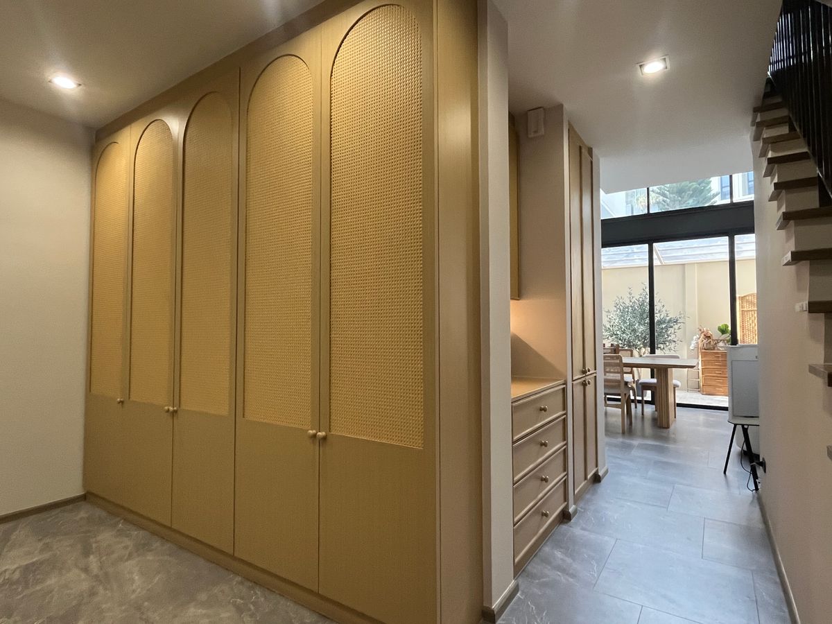 ให้เช่าทาวน์โฮมลาดพร้าว101 แฮปปี้แลนด์ : ✨ บ้านเดี่ยวหรู 4 ชั้น สไตล์โมเดิร์น เหมาะสำหรับครอบครัว หรือโฮมออฟฟิศ ตกแต่งครบ พร้อมอยู่ ใกล้ MRT ลาดพร้าว และเลียบด่วนรามอินทรา