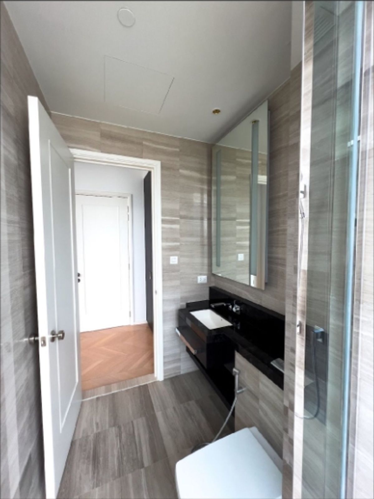 คอนโดสาทร นราธิวาส : คอนโดหรูที่ Four Seasons Private Residences เดินทางสะดวก ใกล้รถไฟฟ้าบีทีเอส มีรถรับส่ง ห้องสวย เฟอร์นิเจอร์ครบ พร้อมอยู่