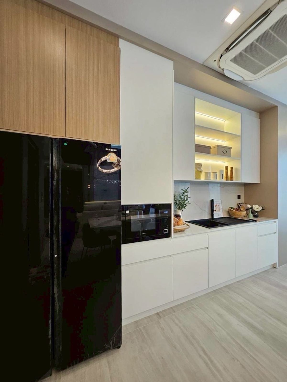 HousePattanakan, Srinakarin : 📢👇 Luxury 3-Storey Home with in-house lift. Krungthep Kreetha area, right next to the expressway and just 5 minutes from the airport.#petfriendly