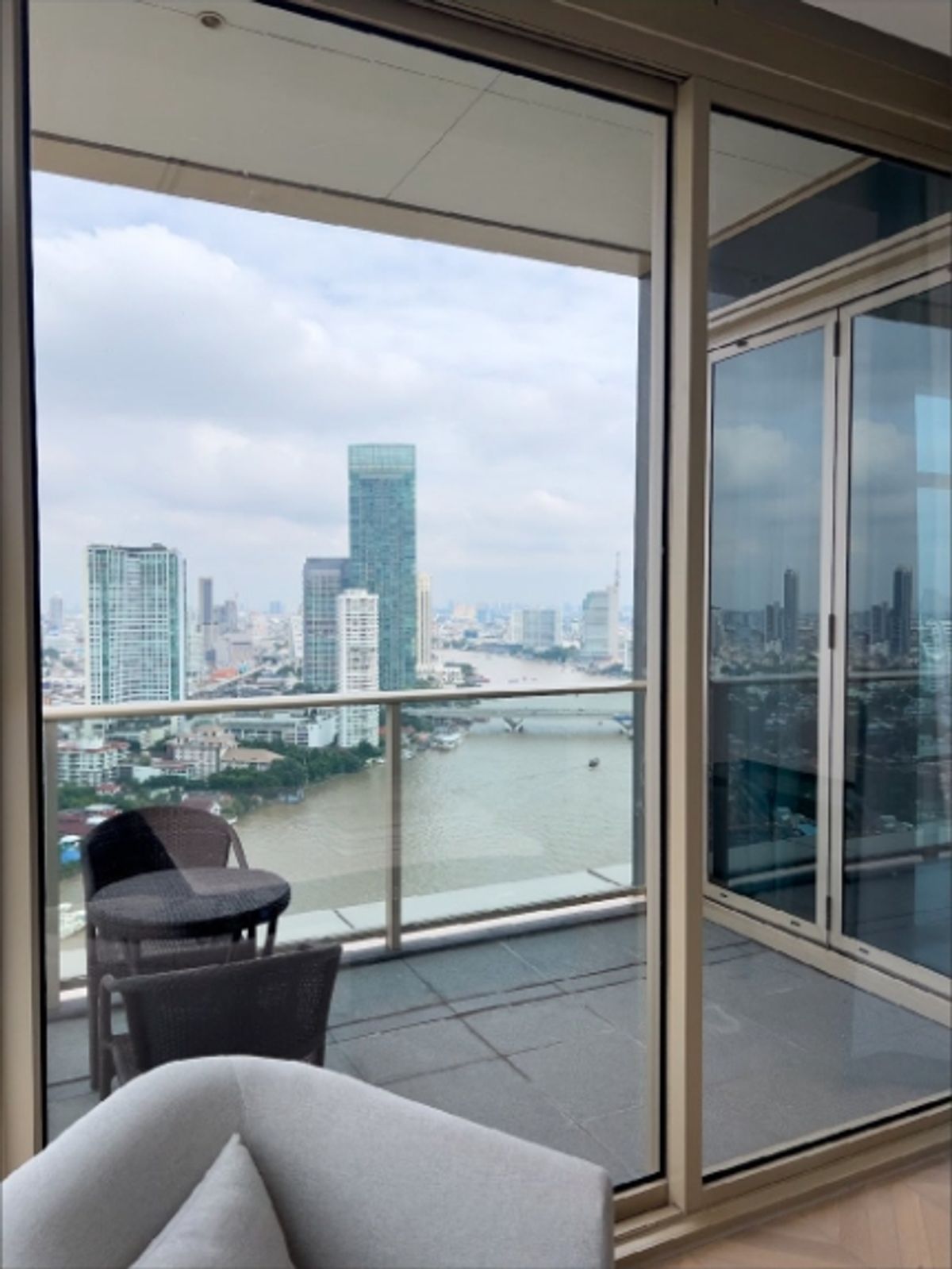 คอนโดสาทร นราธิวาส : คอนโดหรูที่ Four Seasons Private Residences เดินทางสะดวก ใกล้รถไฟฟ้าบีทีเอส มีรถรับส่ง ห้องสวย เฟอร์นิเจอร์ครบ พร้อมอยู่